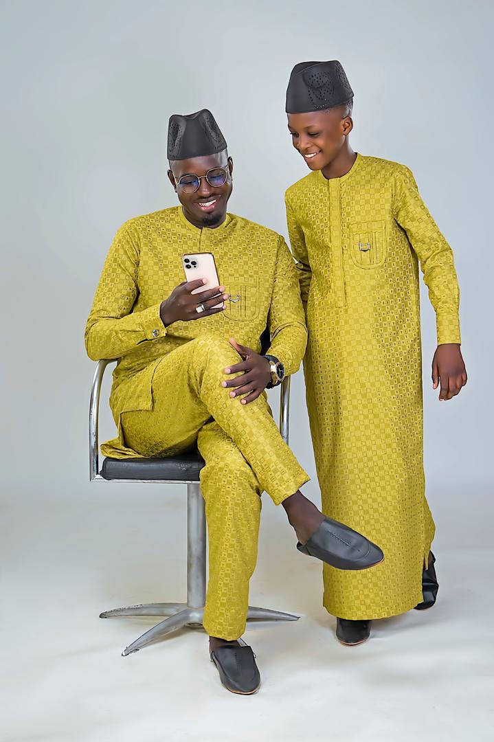 Père et fils en tenues moutarde assorties