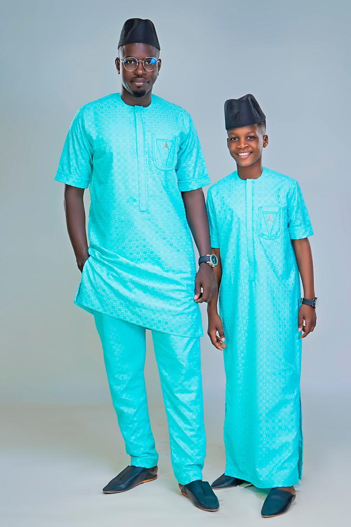 Père et fils en tenues turquoise assorties