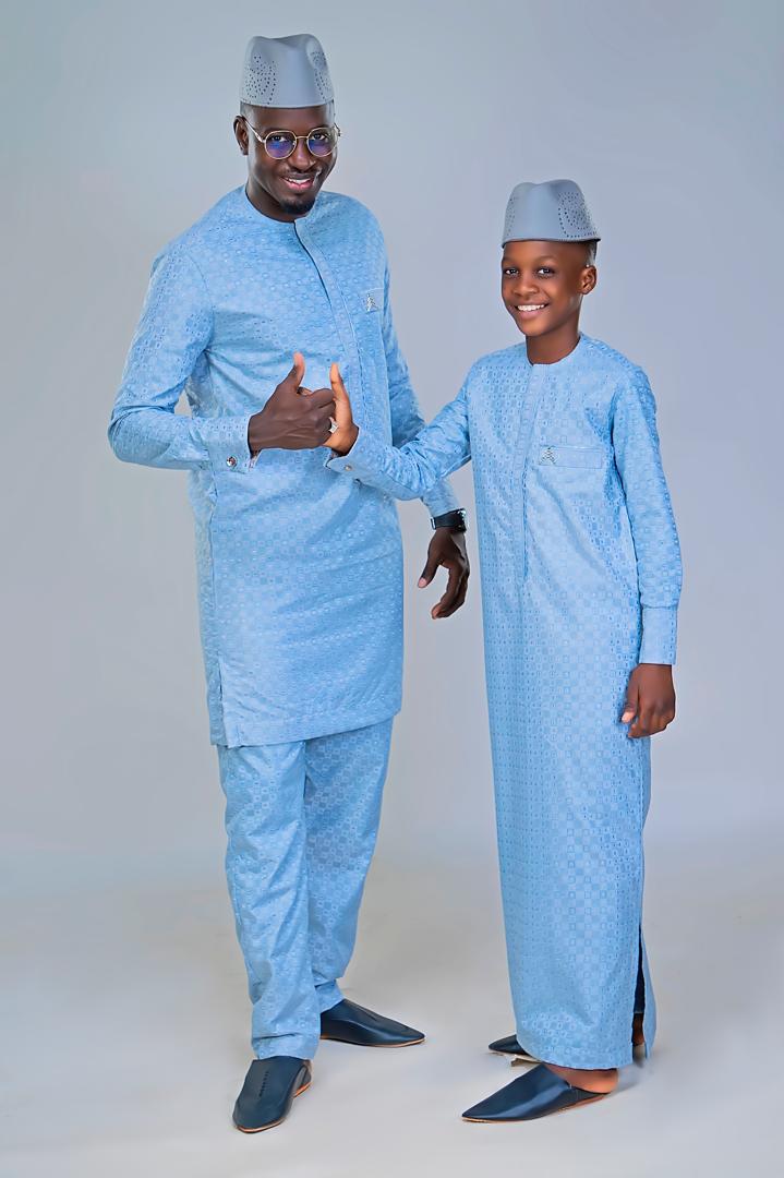 Père et fils en tenues bleu ciel assorties