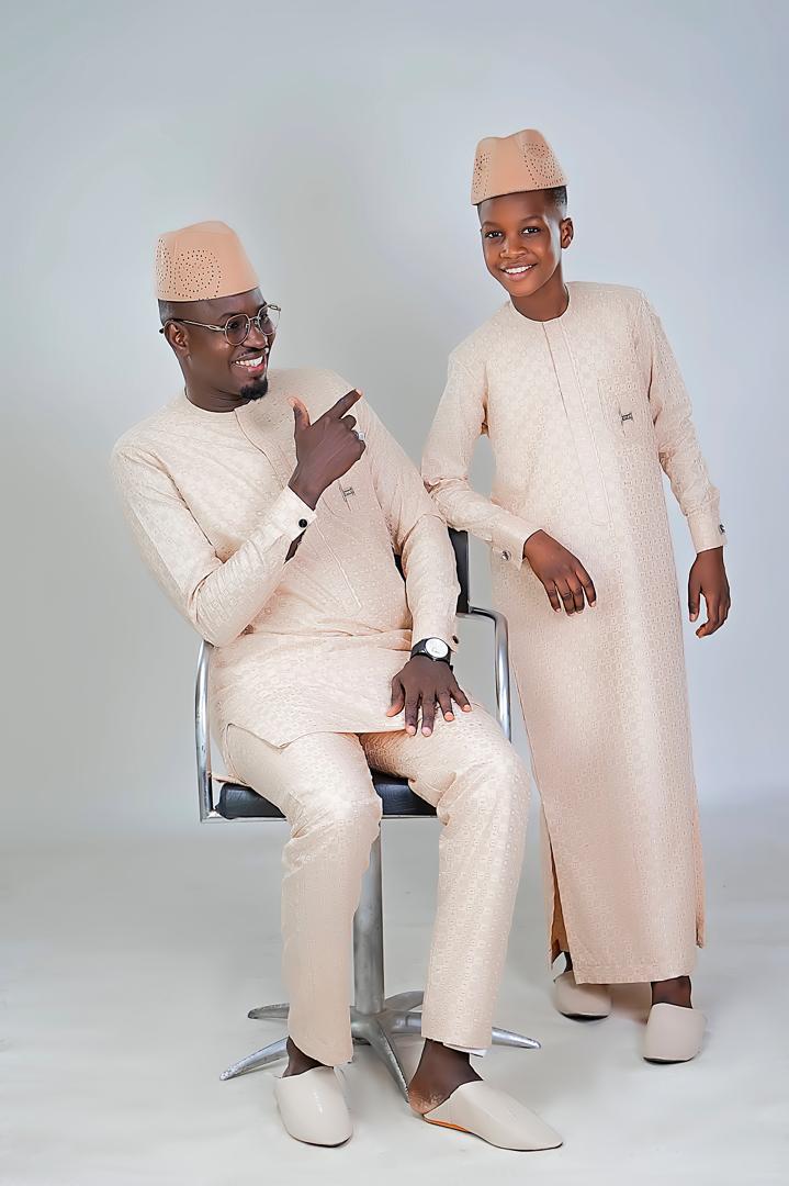 Père et fils en tenues beiges assorties