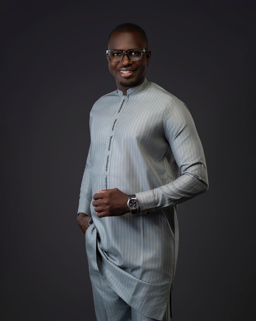Homme en ensemble gris perle rayé