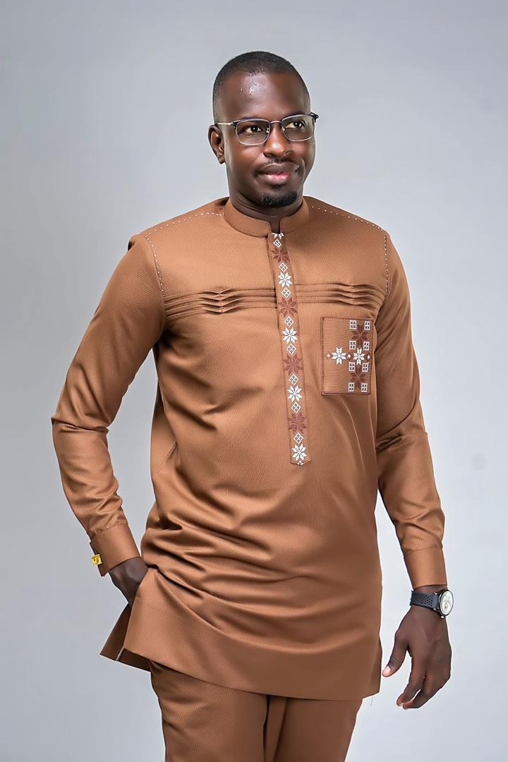 Homme en ensemble camel à broderie géométrique sur la poitrine