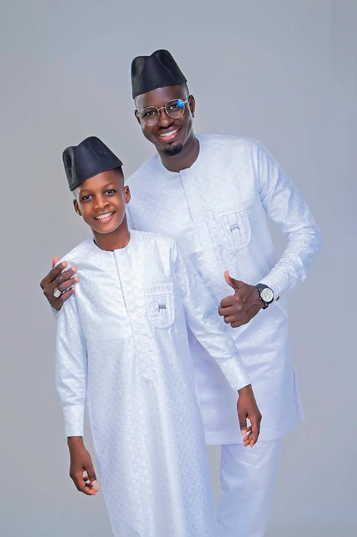 Père et fils en tenues blanches assorties
