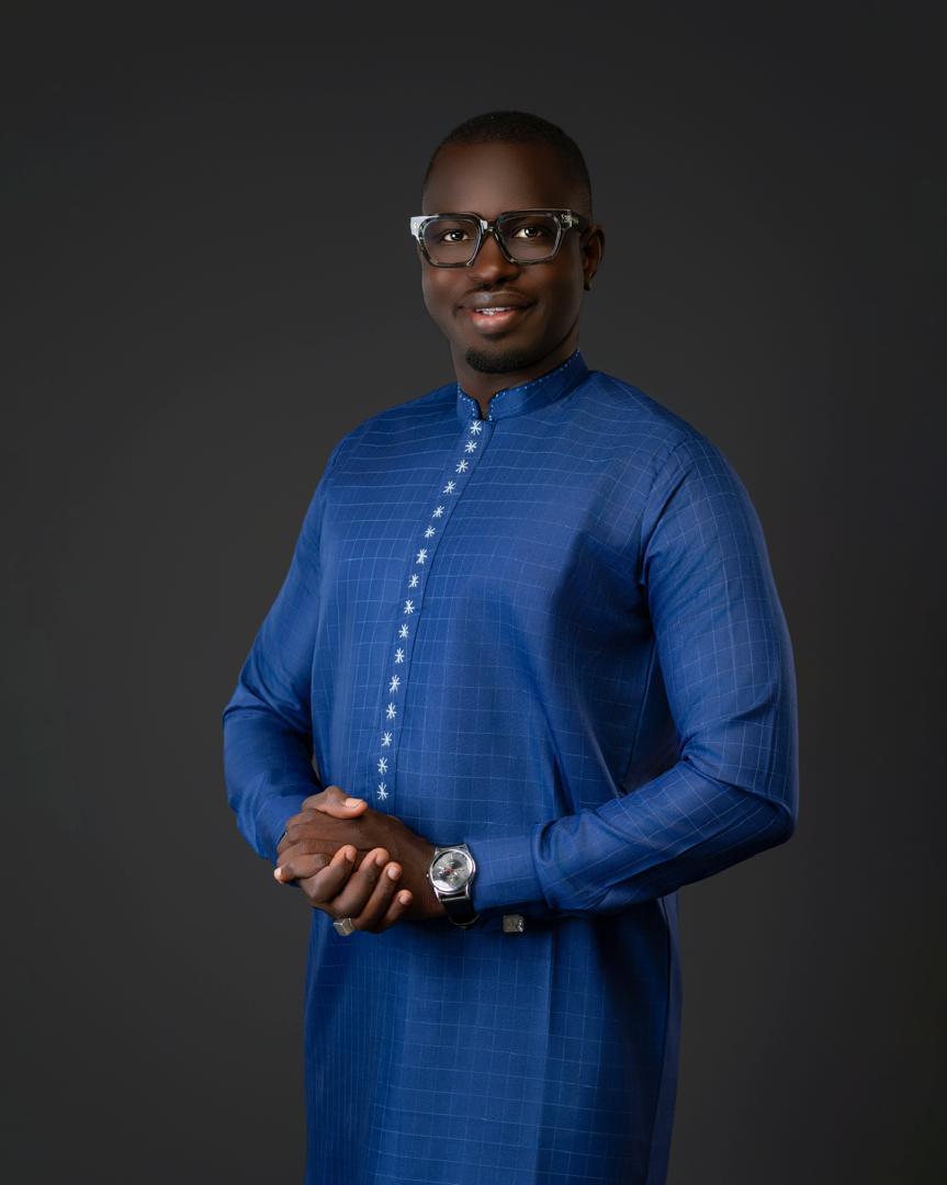 Homme en boubou bleu royal à boutonnière brodée