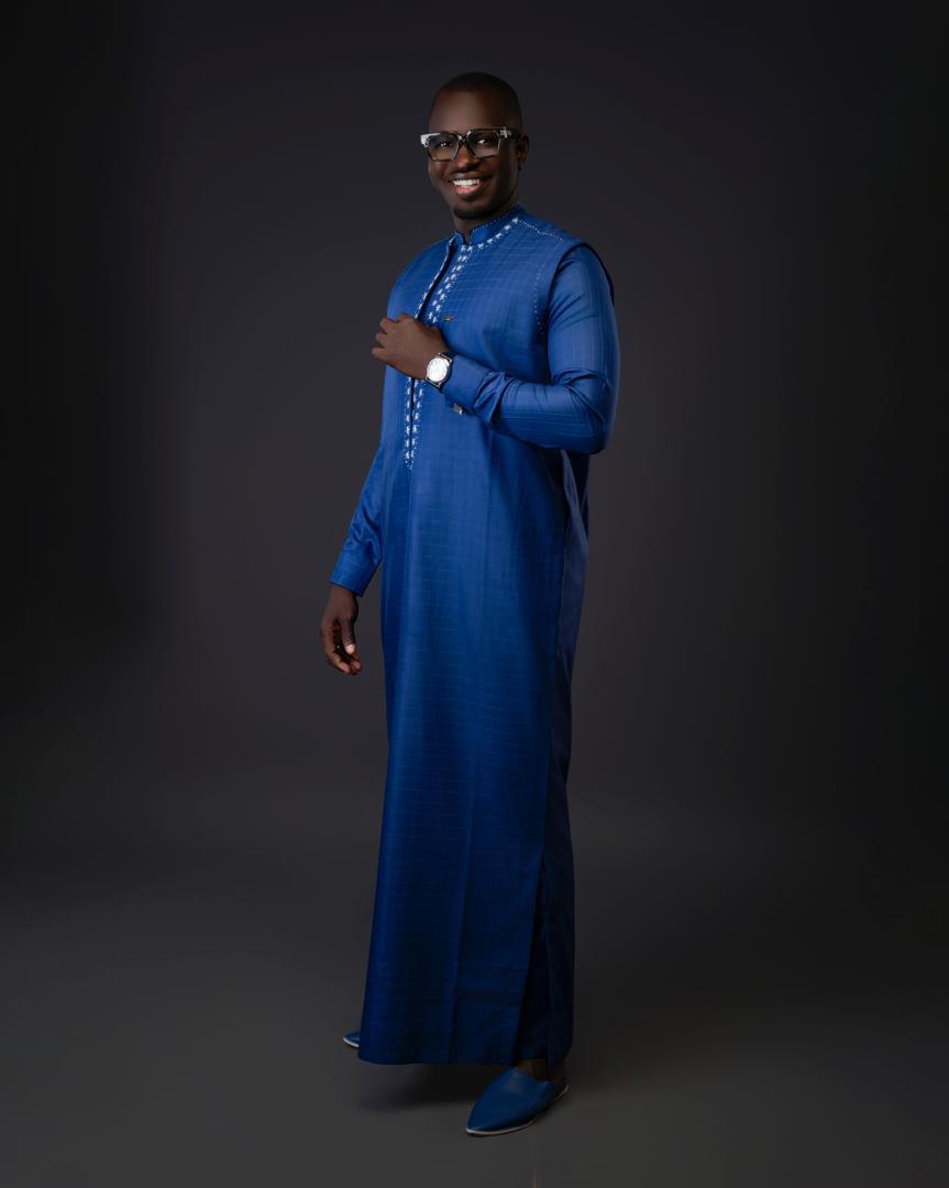 Homme en boubou bleu long porté en pied